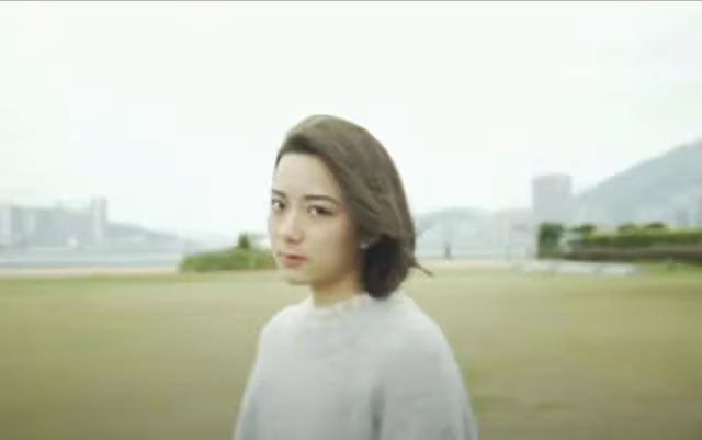 應屆落選港姐受力捧，頂替人氣小花做主持，曾被封「理大吳千語」