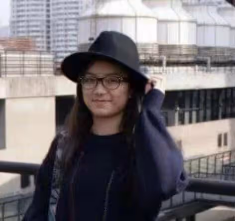 應屆落選港姐受力捧，頂替人氣小花做主持，曾被封「理大吳千語」
