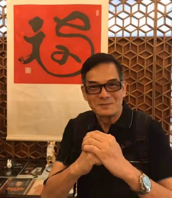 反差萌！67歲香港老戲骨李國麟內地登台獻唱，頭戴兔耳朵畫風可愛