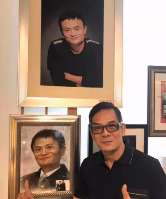 反差萌！67歲香港老戲骨李國麟內地登台獻唱，頭戴兔耳朵畫風可愛