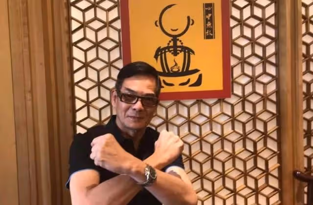 反差萌！67歲香港老戲骨李國麟內地登台獻唱，頭戴兔耳朵畫風可愛