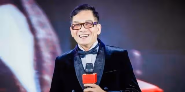 反差萌！67歲香港老戲骨李國麟內地登台獻唱，頭戴兔耳朵畫風可愛