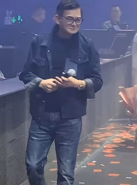 反差萌！67歲香港老戲骨李國麟內地登台獻唱，頭戴兔耳朵畫風可愛