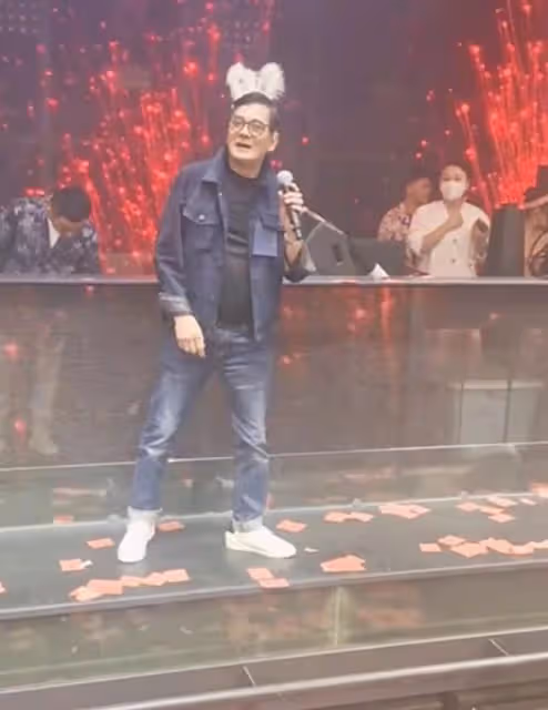 反差萌！67歲香港老戲骨李國麟內地登台獻唱，頭戴兔耳朵畫風可愛