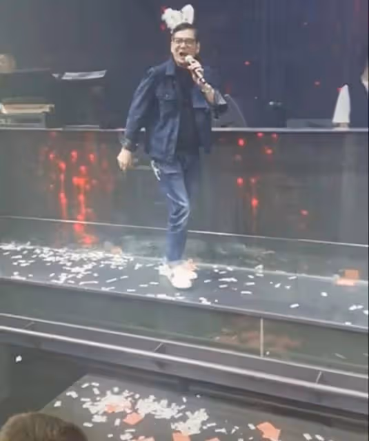 反差萌！67歲香港老戲骨李國麟內地登台獻唱，頭戴兔耳朵畫風可愛
