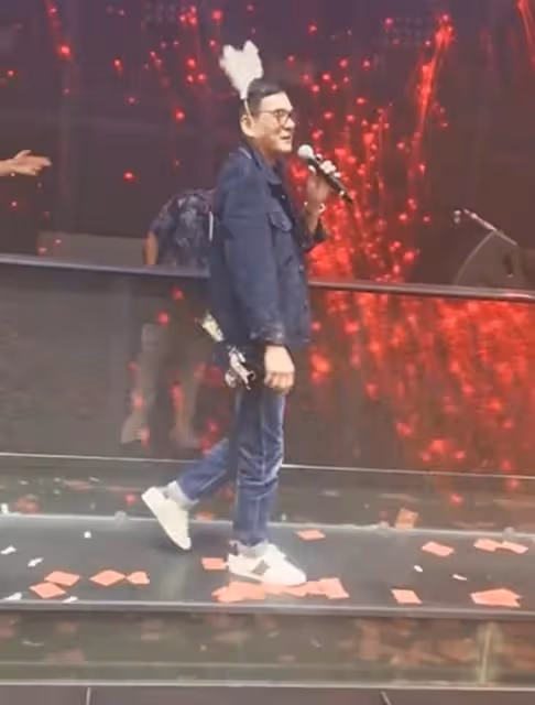 反差萌！67歲香港老戲骨李國麟內地登台獻唱，頭戴兔耳朵畫風可愛