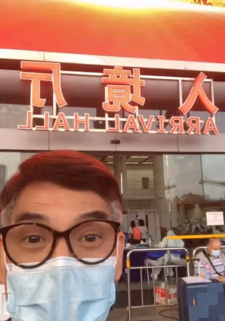 反差萌！67歲香港老戲骨李國麟內地登台獻唱，頭戴兔耳朵畫風可愛