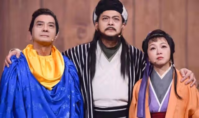 反差萌！67歲香港老戲骨李國麟內地登台獻唱，頭戴兔耳朵畫風可愛