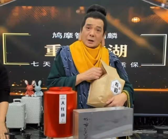 反差萌！67歲香港老戲骨李國麟內地登台獻唱，頭戴兔耳朵畫風可愛