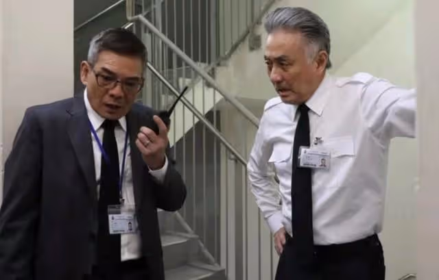 反差萌！67歲香港老戲骨李國麟內地登台獻唱，頭戴兔耳朵畫風可愛