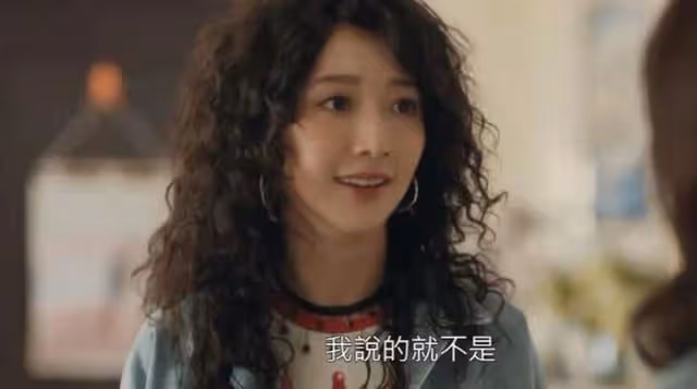 厲害！TVB小花何依婷新劇中挑戰分飾三角，靠神態區分相當考演技