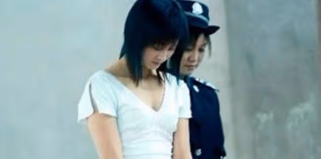 深夜酒店，我趁著同行女孩睡著，敲開一個男人的房門