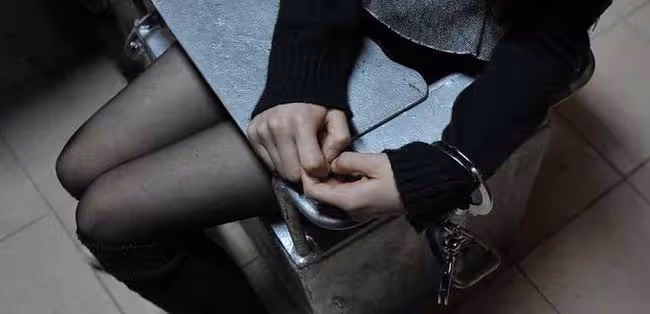 深夜酒店，我趁著同行女孩睡著，敲開一個男人的房門