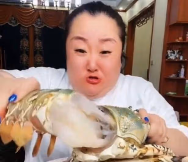 坐擁2億身家，生啃活龍蝦的北京胖姐，為何說要將遺產全留給丈夫