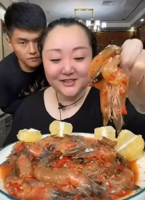 坐擁2億身家，生啃活龍蝦的北京胖姐，為何說要將遺產全留給丈夫