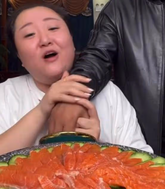 坐擁2億身家，生啃活龍蝦的北京胖姐，為何說要將遺產全留給丈夫