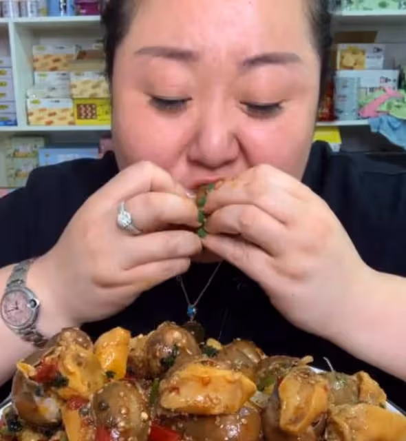 坐擁2億身家，生啃活龍蝦的北京胖姐，為何說要將遺產全留給丈夫
