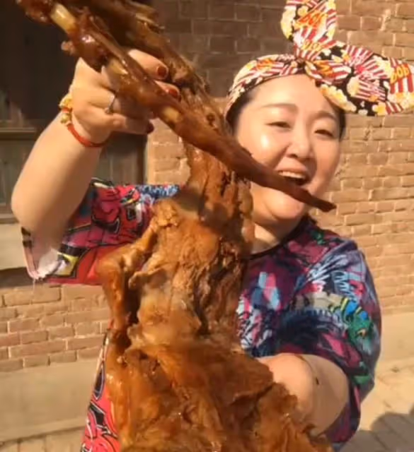 坐擁2億身家，生啃活龍蝦的北京胖姐，為何說要將遺產全留給丈夫