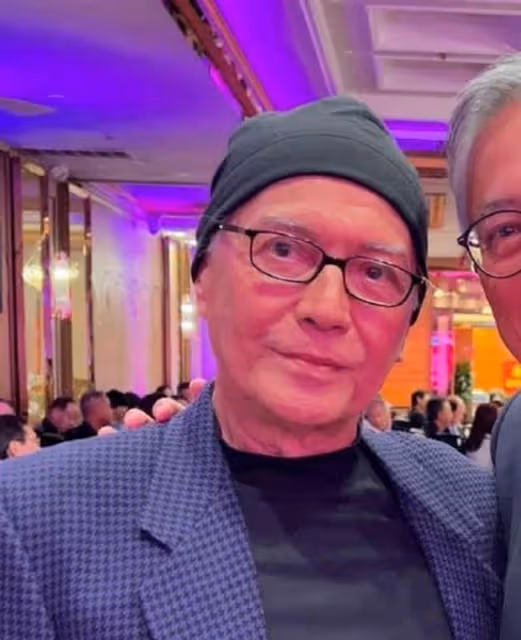 一代巨星尊龍息影14年罕露面，眉毛花白精神好，69歲仍單身無兒女