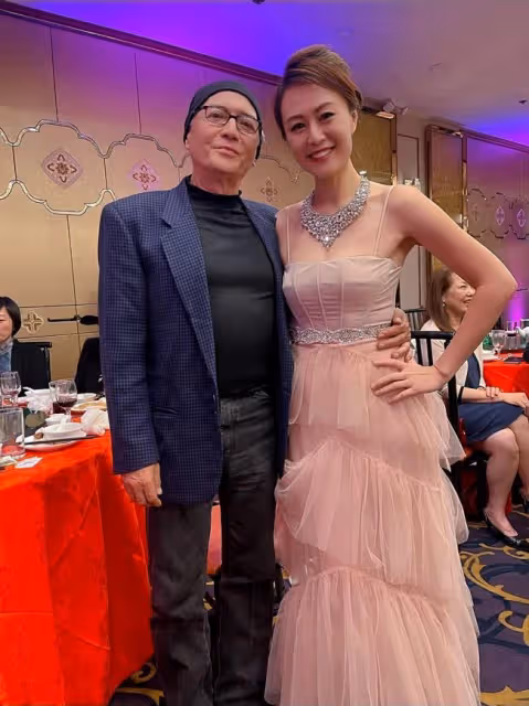 一代巨星尊龍息影14年罕露面，眉毛花白精神好，69歲仍單身無兒女