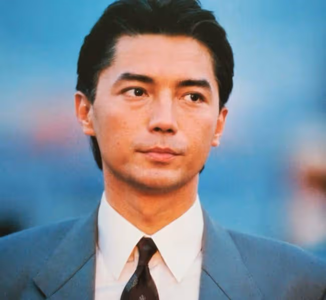 一代巨星尊龍息影14年罕露面，眉毛花白精神好，69歲仍單身無兒女