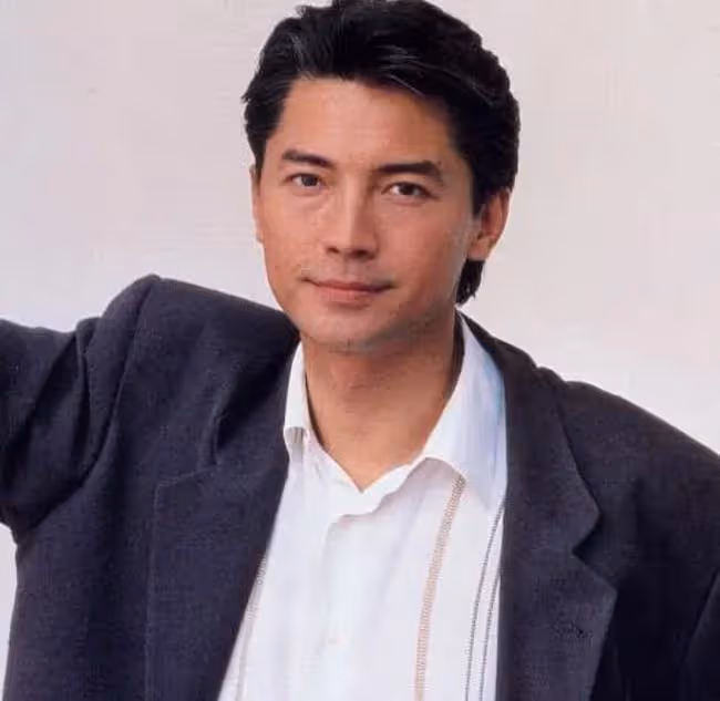一代巨星尊龍息影14年罕露面，眉毛花白精神好，69歲仍單身無兒女