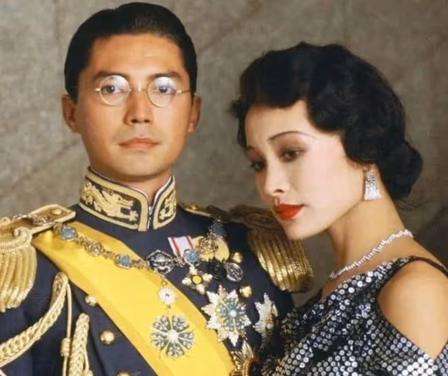 一代巨星尊龍息影14年罕露面，眉毛花白精神好，69歲仍單身無兒女