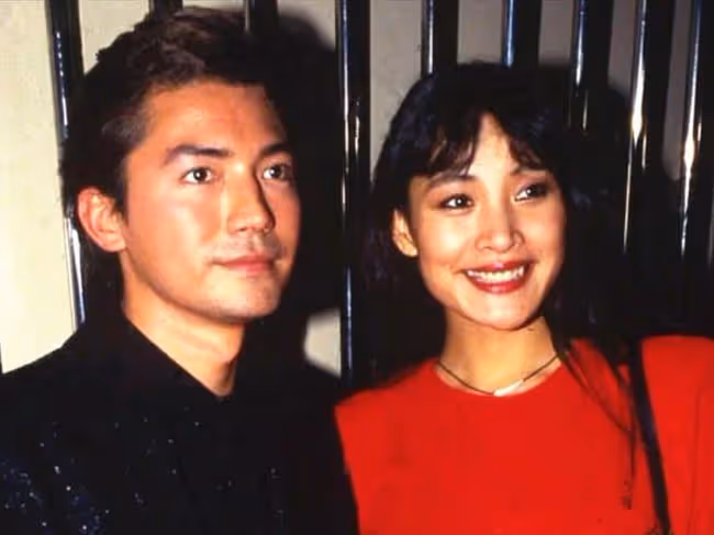 一代巨星尊龍息影14年罕露面，眉毛花白精神好，69歲仍單身無兒女
