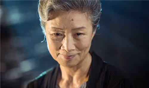 國家一級演員呂中：56歲奪視後，74歲獲國際影后，今81歲咋樣了？