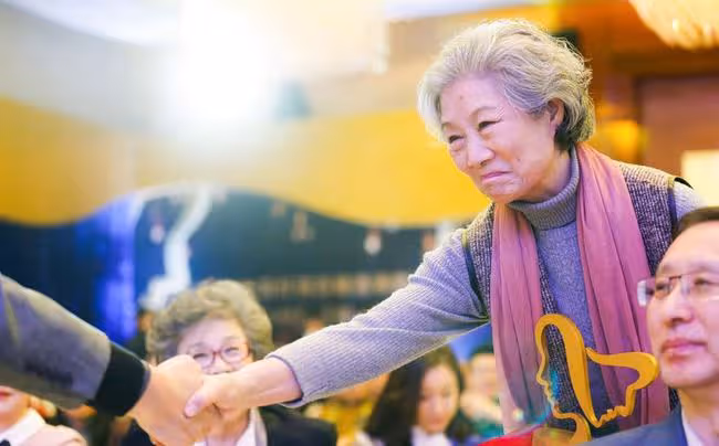 國家一級演員呂中:56歲奪視後,74歲獲國際影后,今81歲咋樣了?