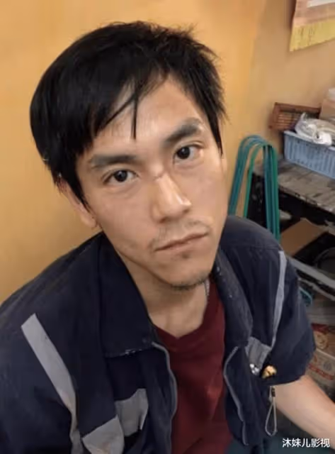45歲李小冉與異性玩臂力器，力氣太小笑到顫抖，皮膚白嫩腰肢纖細