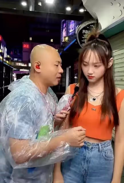 快手逗比馬曉偉出事了，搭訕式戶外直播涉嫌違法