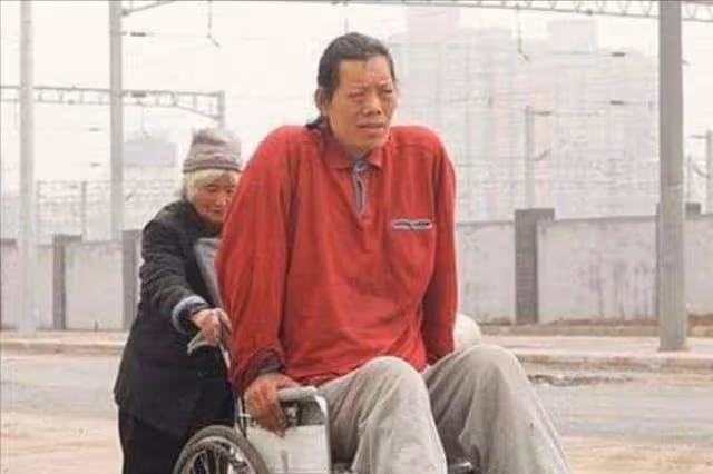 因沒錢治療癱瘓數十年，靠70歲母親拾荒為生的他，如今怎麼樣了？