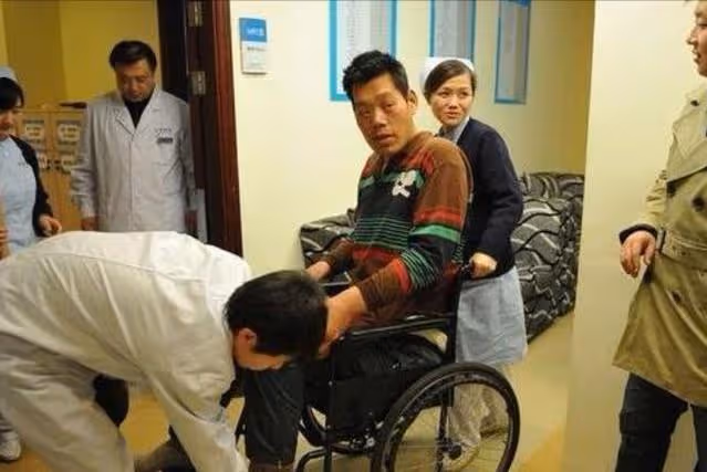 因沒錢治療癱瘓數十年，靠70歲母親拾荒為生的他，如今怎麼樣了？