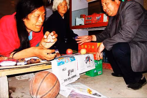 因沒錢治療癱瘓數十年，靠70歲母親拾荒為生的他，如今怎麼樣了？