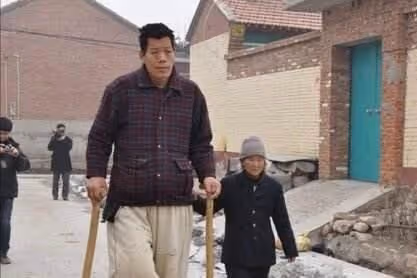因沒錢治療癱瘓數十年，靠70歲母親拾荒為生的他，如今怎麼樣了？