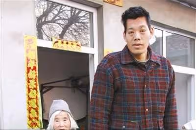 因沒錢治療癱瘓數十年，靠70歲母親拾荒為生的他，如今怎麼樣了？
