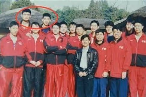 因沒錢治療癱瘓數十年,靠70歲母親拾荒為生的他,如今怎麼樣了?