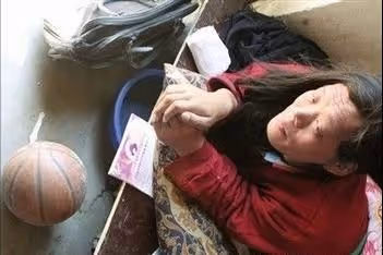 因沒錢治療癱瘓數十年,靠70歲母親拾荒為生的他,如今怎麼樣了?