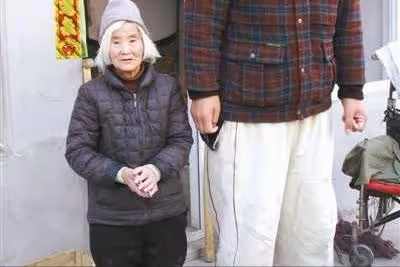 因沒錢治療癱瘓數十年,靠70歲母親拾荒為生的他,如今怎麼樣了?