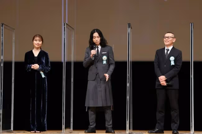 菅田將暉婚後公開亮相，長發+裙子的穿搭你打幾分？