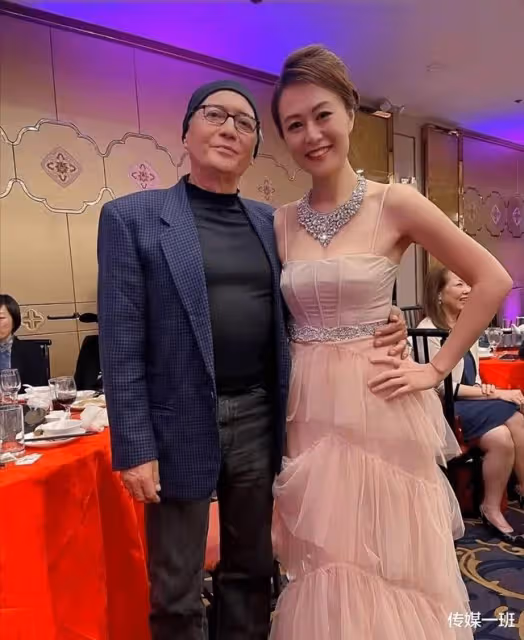 尊龍近況曝光，眉毛花白小肚子明顯，69歲依舊精氣神十足