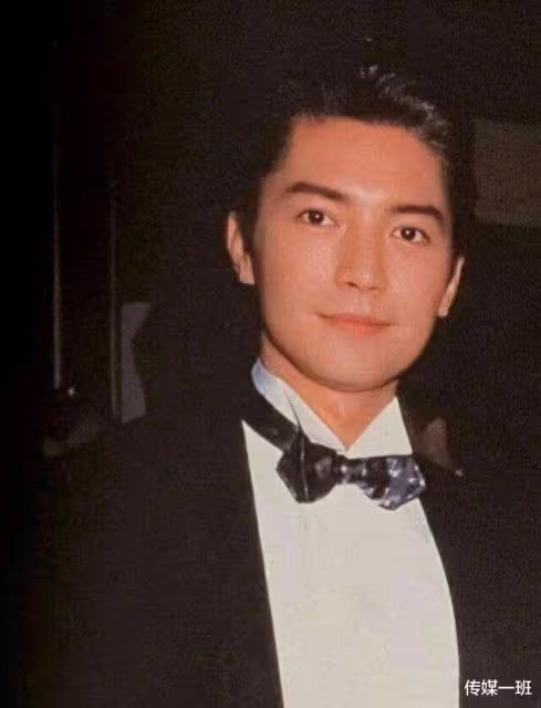 尊龍近況曝光，眉毛花白小肚子明顯，69歲依舊精氣神十足