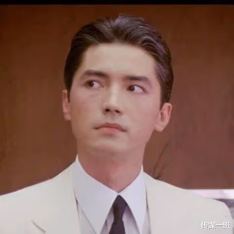 尊龍近況曝光，眉毛花白小肚子明顯，69歲依舊精氣神十足