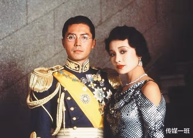 尊龍近況曝光，眉毛花白小肚子明顯，69歲依舊精氣神十足