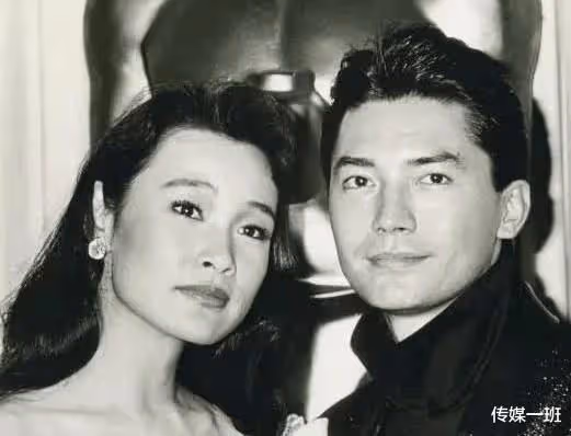 尊龍近況曝光，眉毛花白小肚子明顯，69歲依舊精氣神十足