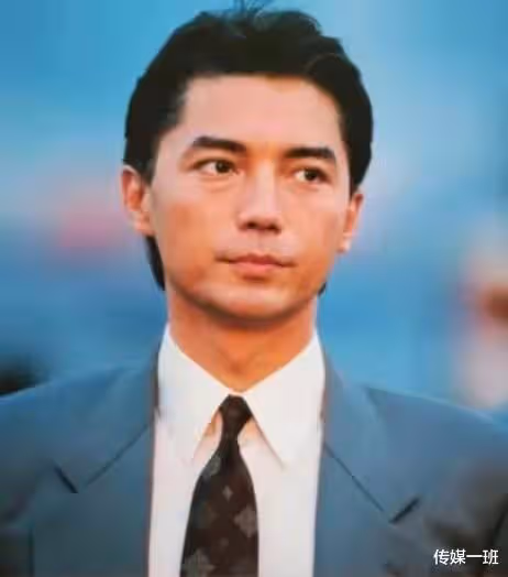 尊龍近況曝光，眉毛花白小肚子明顯，69歲依舊精氣神十足