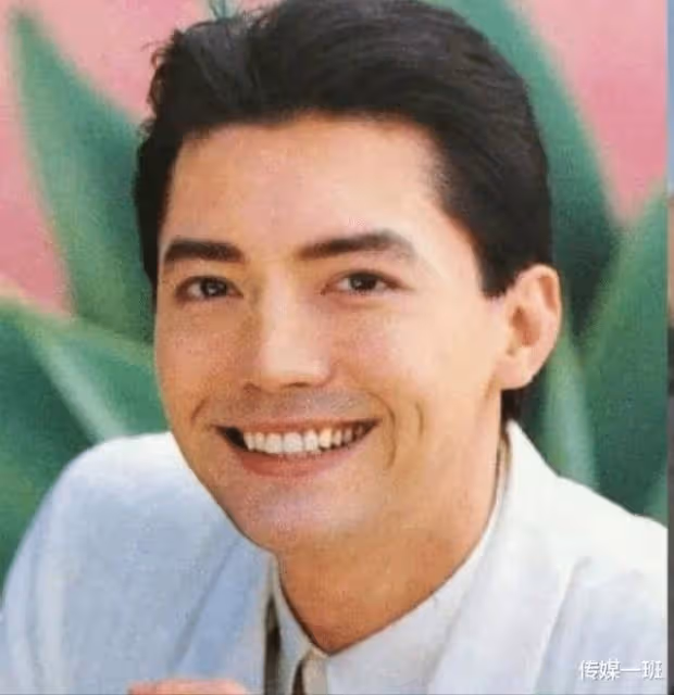 尊龍近況曝光，眉毛花白小肚子明顯，69歲依舊精氣神十足