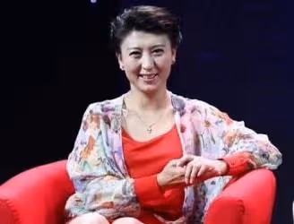 6次登上春晚，與孫儷決裂，45歲意外懷孕，閆學晶的人生有多精彩