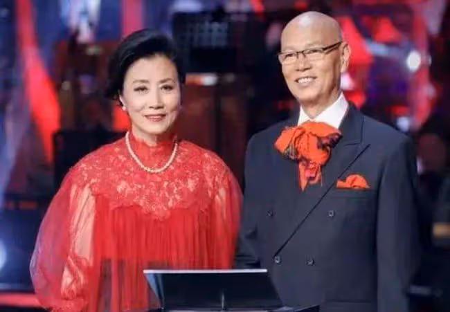 汪明荃夫婦參加同學聚會，羅家英與84歲老師合影，對方轉行當演員